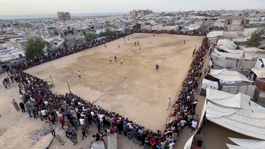 Gazze'de yerinden edilen futbolcular çadırlar arasında dostluk maçı yaptı
